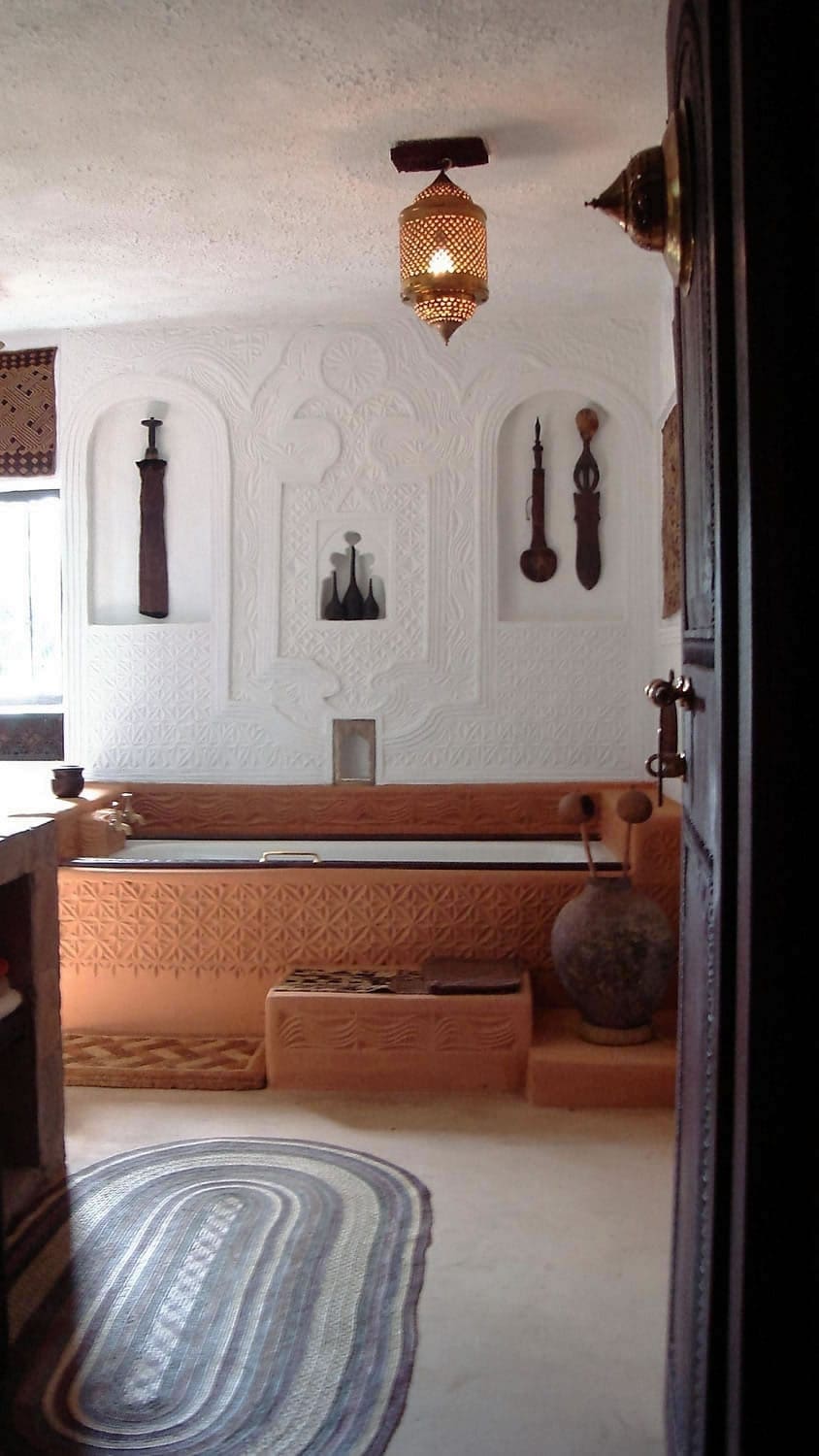 Bakuba suite bathroom with Swahili plaster work
